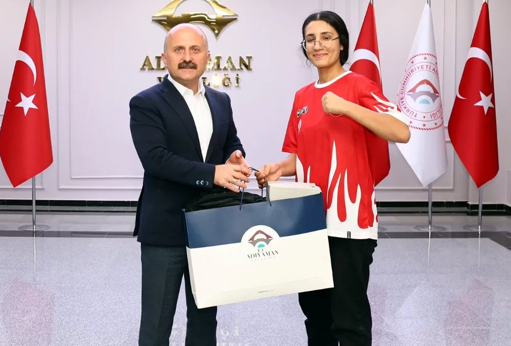 Vali Osman Varol,Muay Thai Dünya ikincisini ödüllendirdi