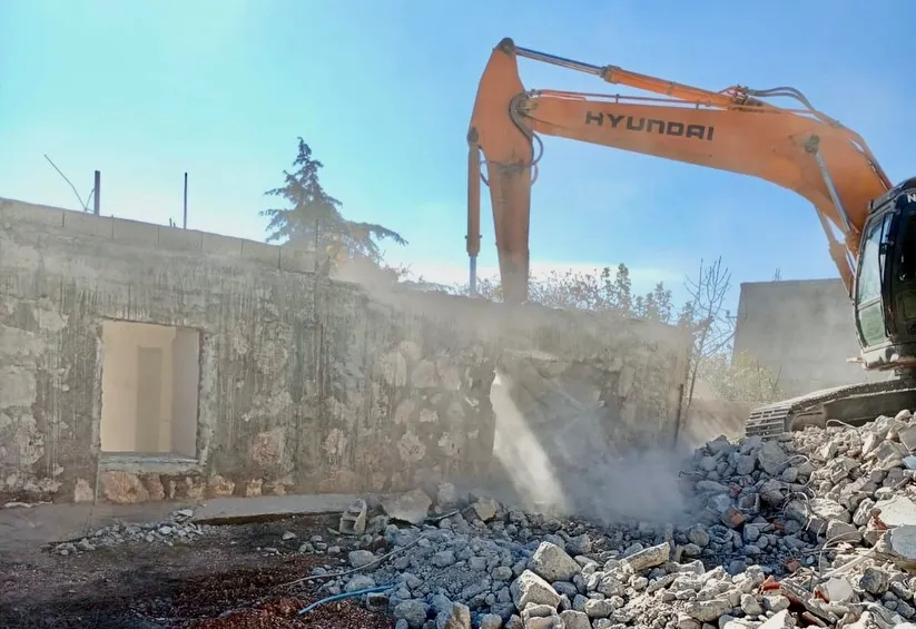 Kâhta’da Hasarlı Yapıların Yıkımı Sürüyor